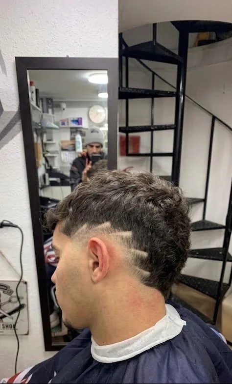 Pelo rizado con degradado y rayas laterales